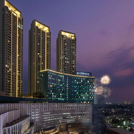 Pullman Jakarta Central Park Extérieur photo The hotel at night