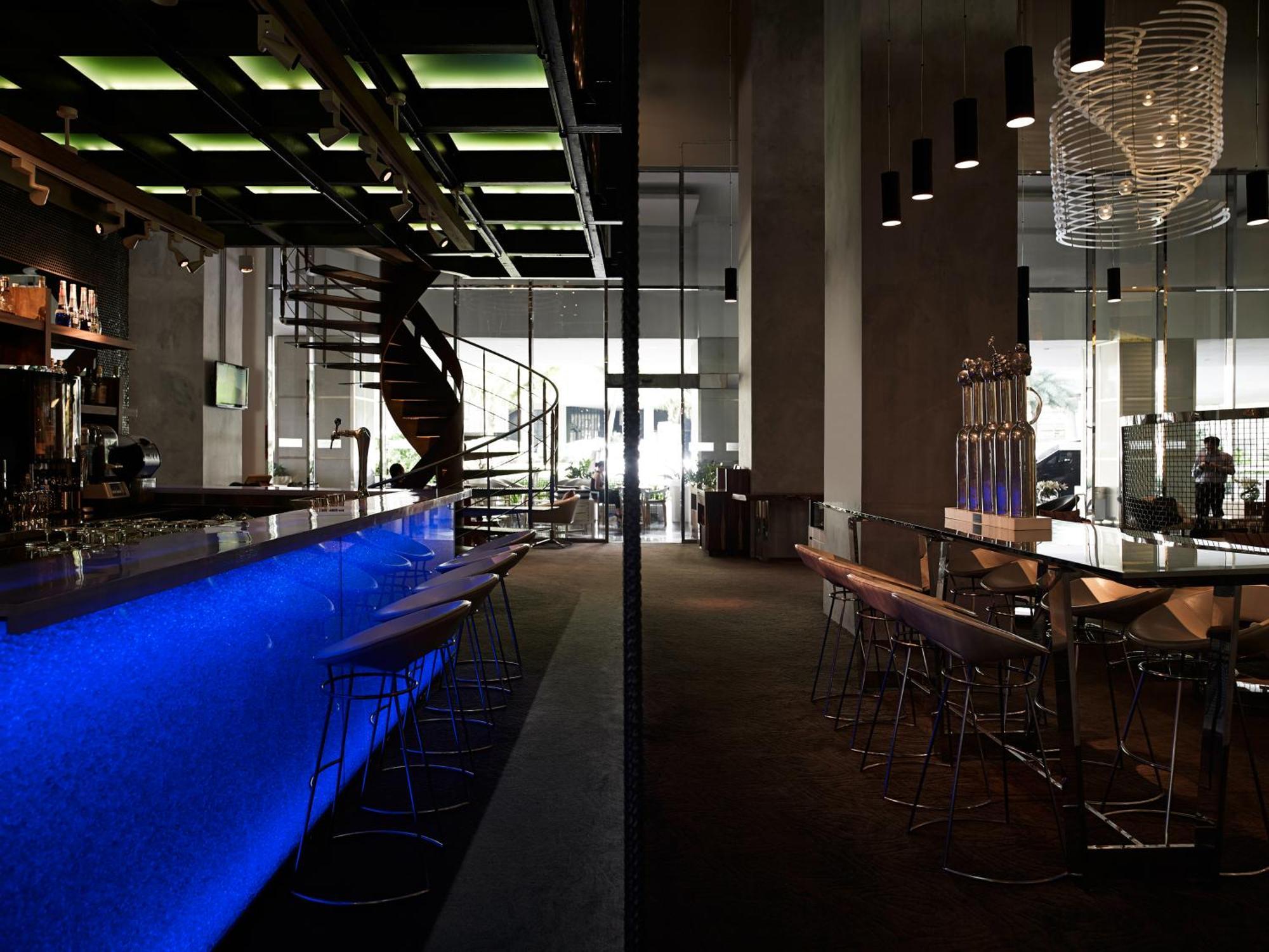 Pullman Jakarta Central Park Extérieur photo The bar at the 101 bar