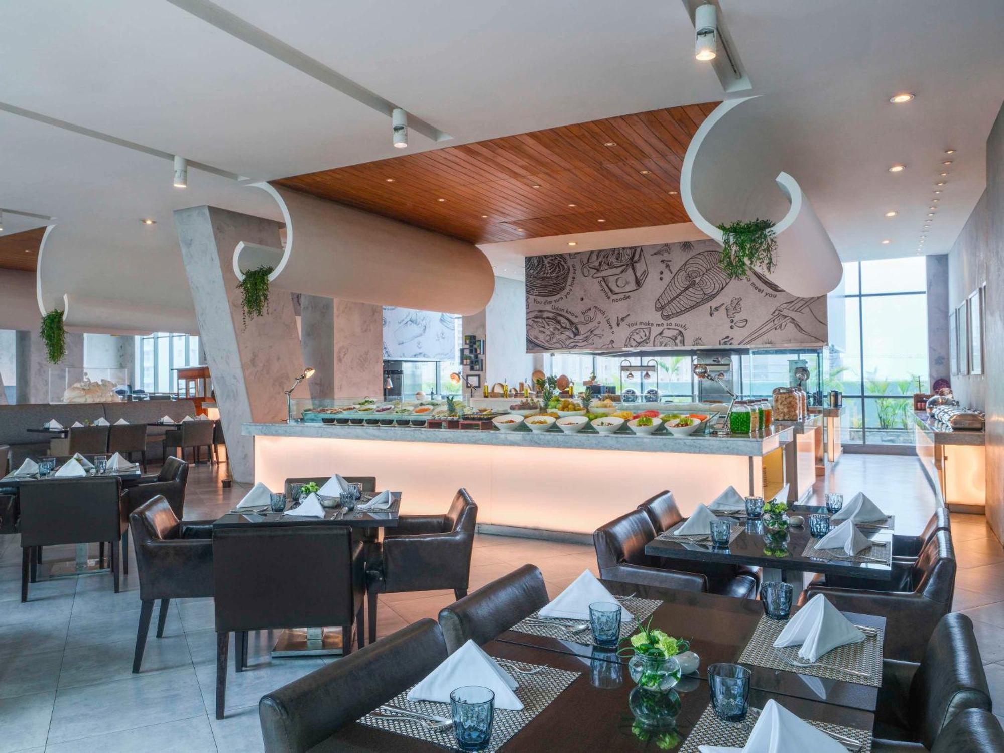 Pullman Jakarta Central Park Extérieur photo The Club Lounge at the airport