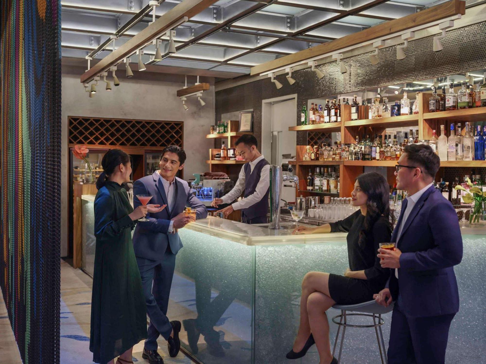 Pullman Jakarta Central Park Extérieur photo The bar at the lounge