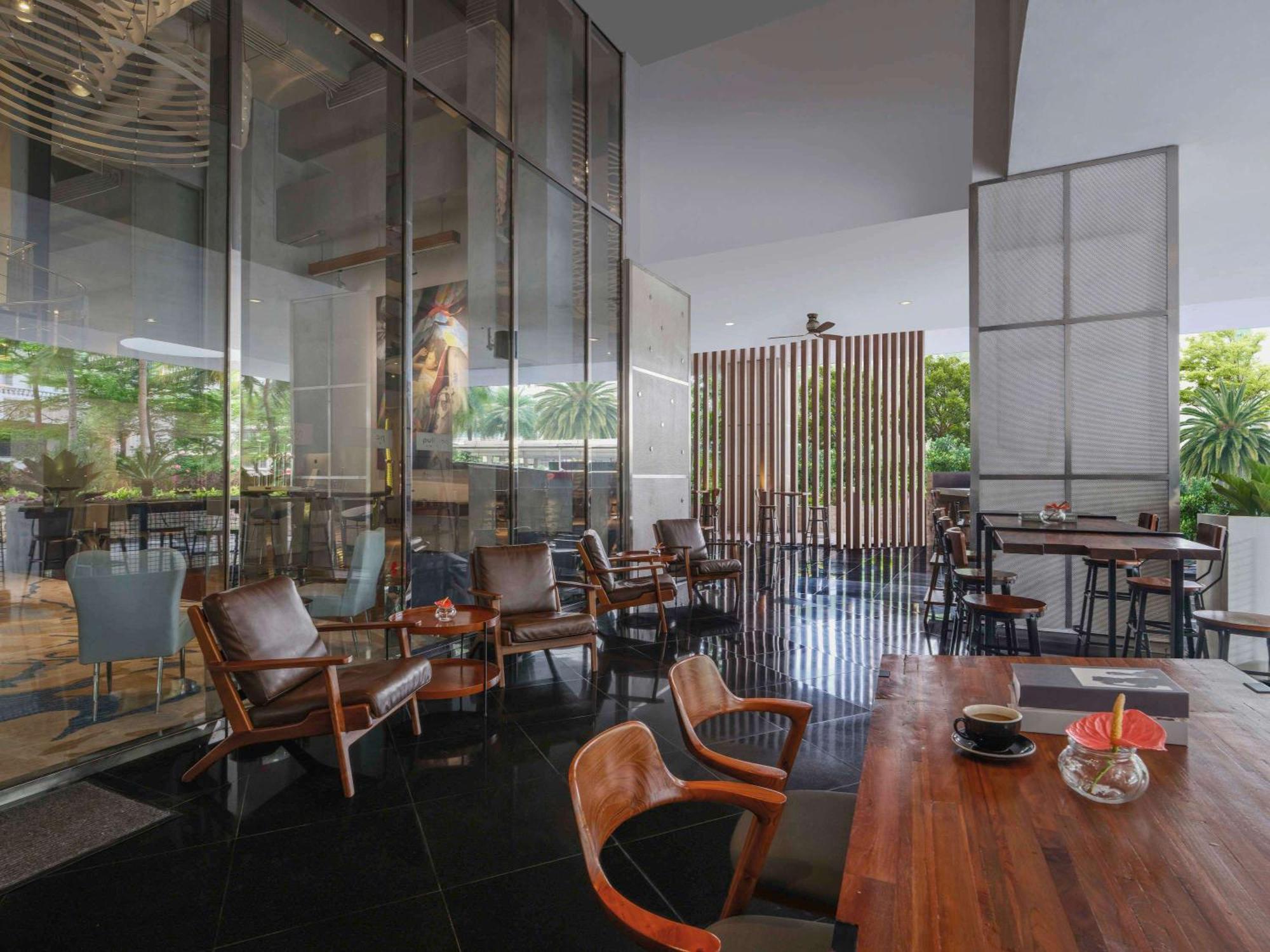 Pullman Jakarta Central Park Extérieur photo The interior of a Starbucks Reserve store in Shanghai, China