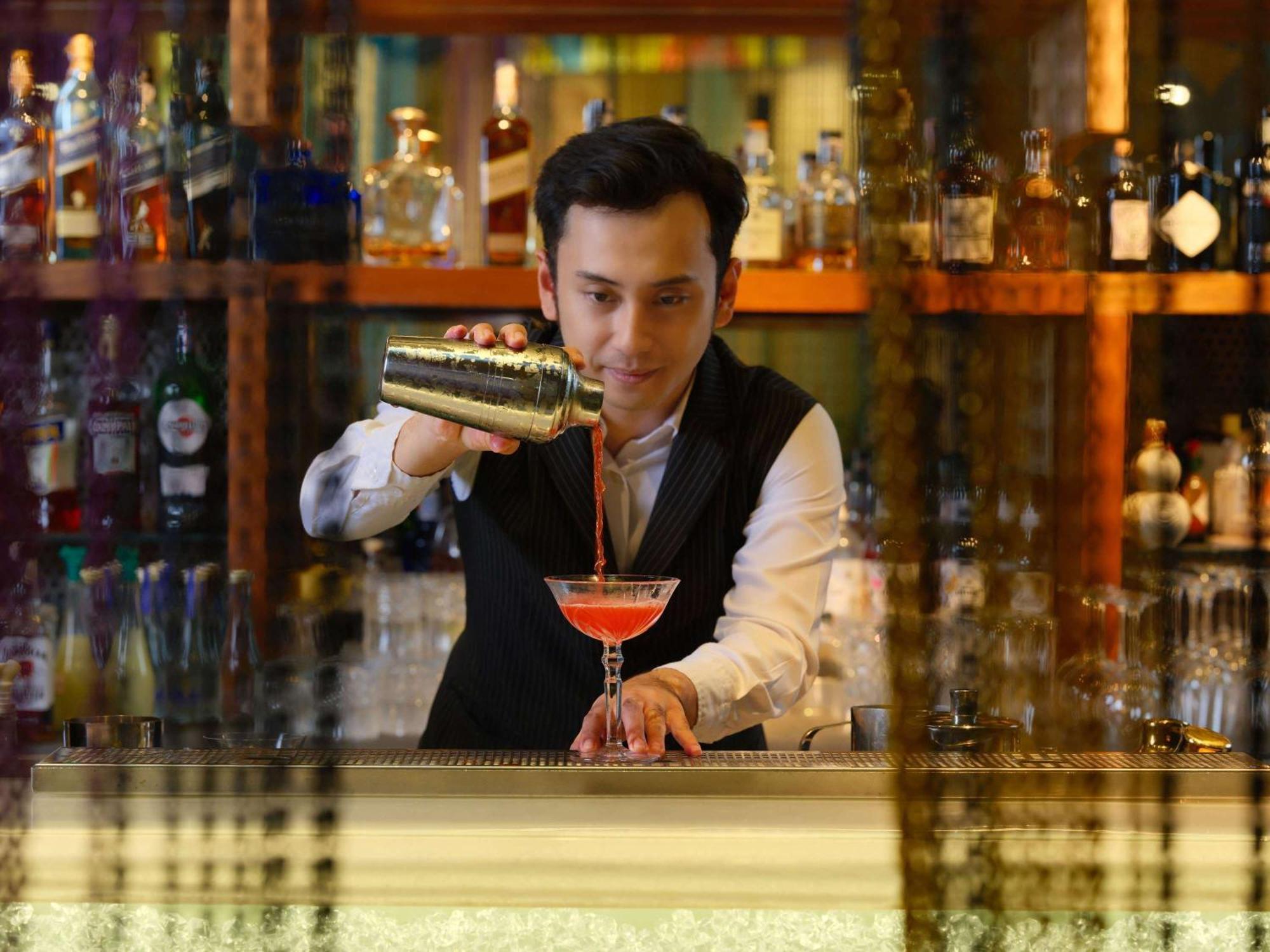 Pullman Jakarta Central Park Extérieur photo A bartender at work