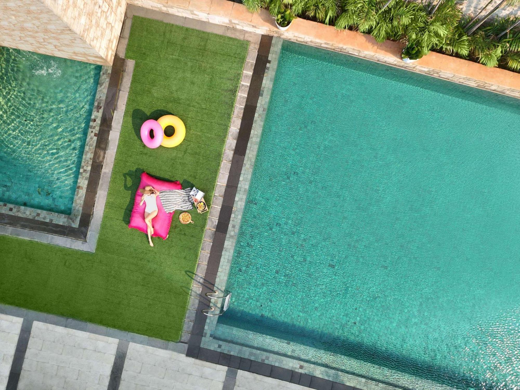 Pullman Jakarta Central Park Extérieur photo Artificial grass for landscaping