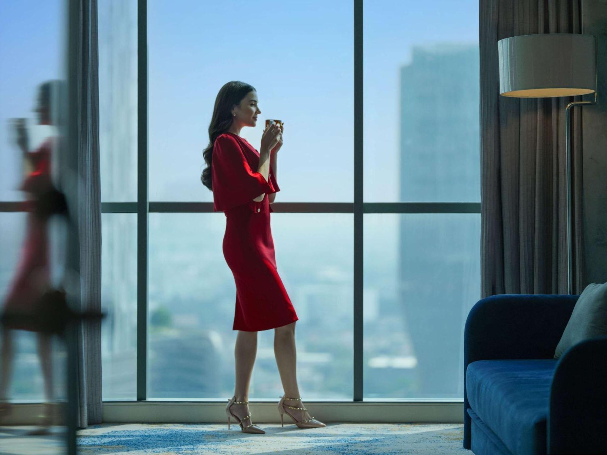 Pullman Jakarta Central Park Extérieur photo A woman in a red dress