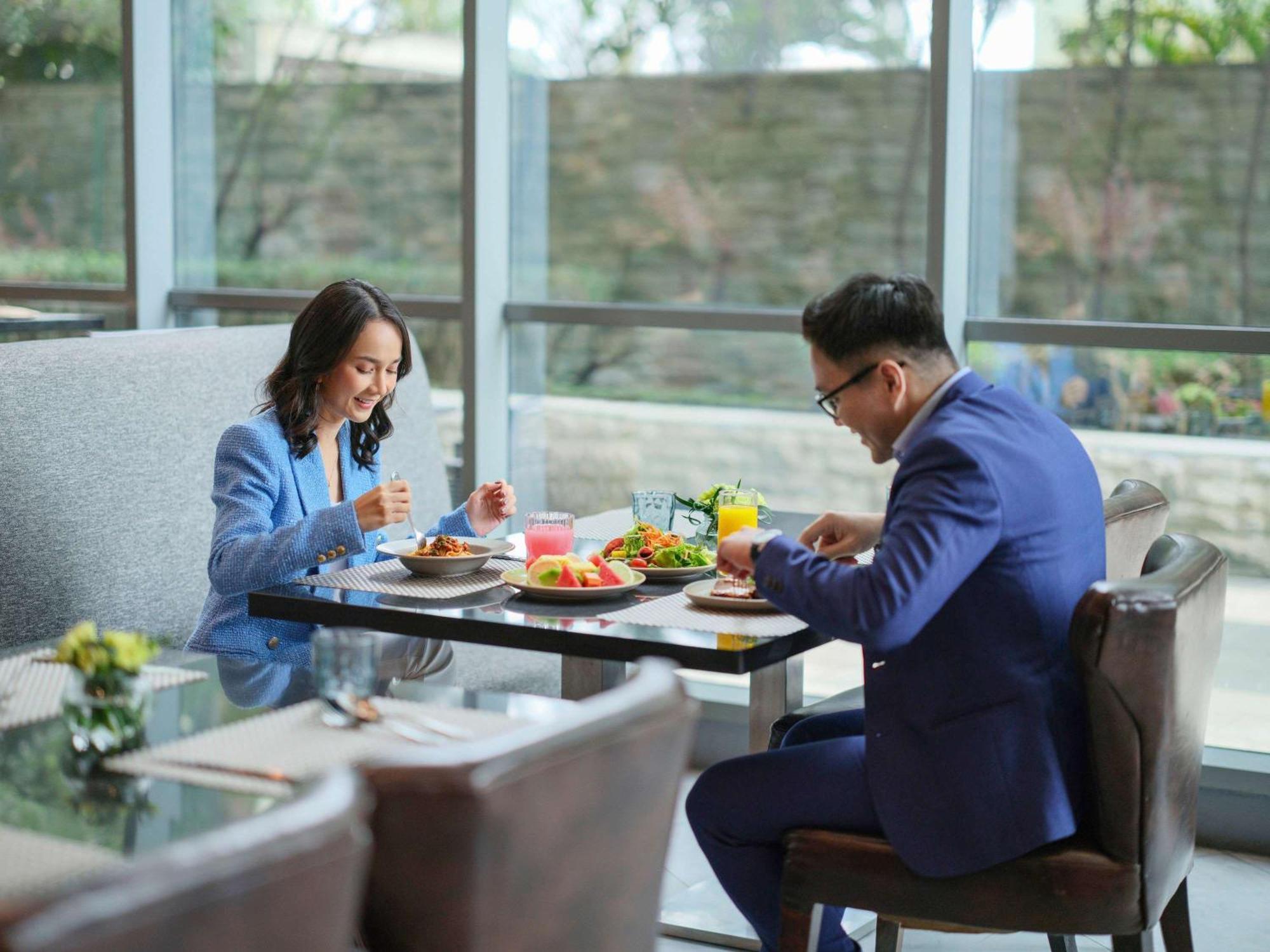 Pullman Jakarta Central Park Extérieur photo A couple eating at a restaurant